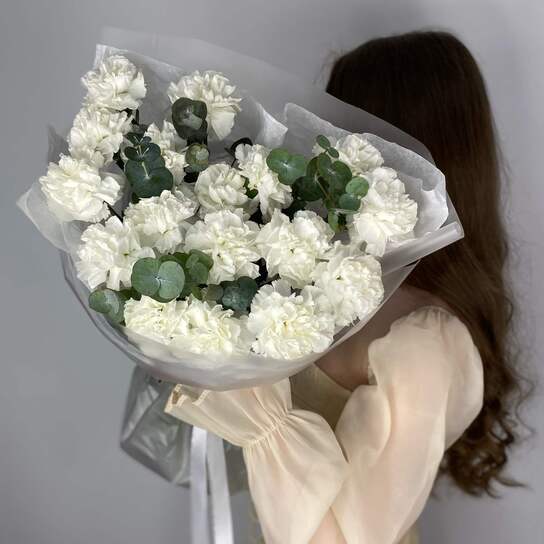 Монобукет №150 из белых диантусов и эвкалипта
