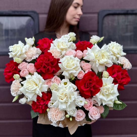 Композиция №138 Плетеная корзина с ВАУ-эффектом из роз, диантусов и эустом