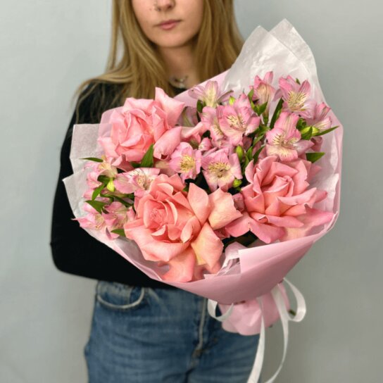 Авторский букет №163 "Розовый бум" авторский букет из роз и альстромерий Фото 3