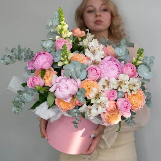 Композиция №170 Коробка с пионами и пионовидными розами