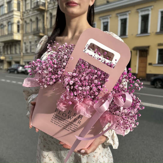 Композиция №112 с воздушной розовой гипсофилой в крафтовой сумке, размер M