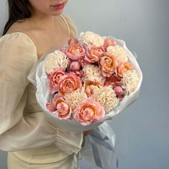 Авторский букет №104 с диантусами и пионовидной розой