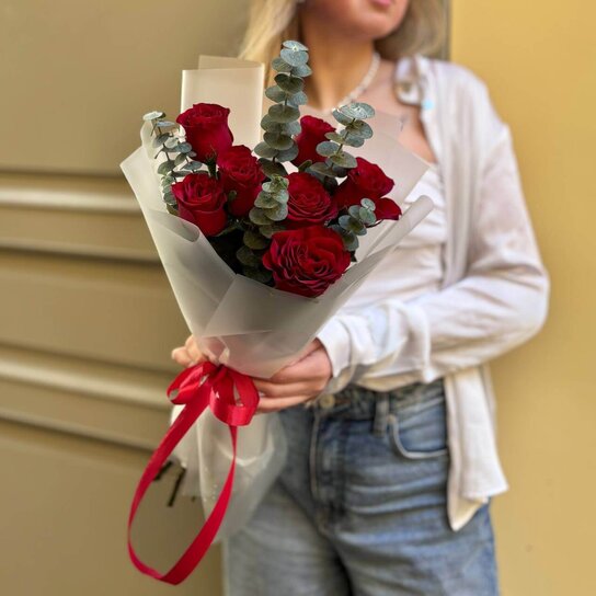 Монобукет №215 из 7 красных роз и эвкалипта Фото 2