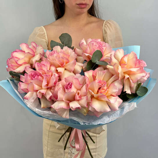 Монобукет №122, 7 французских роз с эвкалиптом