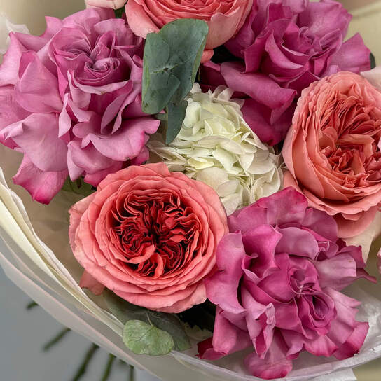 Авторский букет №117 с розами и гортензией