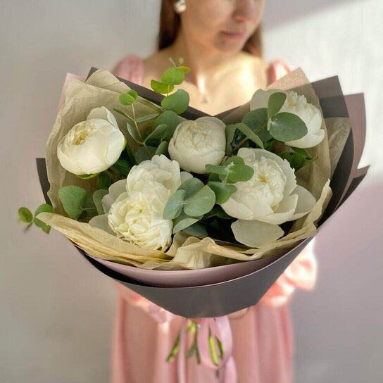 Монобукет №269 Ароматные белые пионы и эвкалипт Фото 3