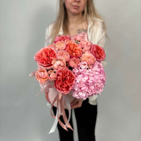 Композиция №124 из пионовидных роз и гортензии