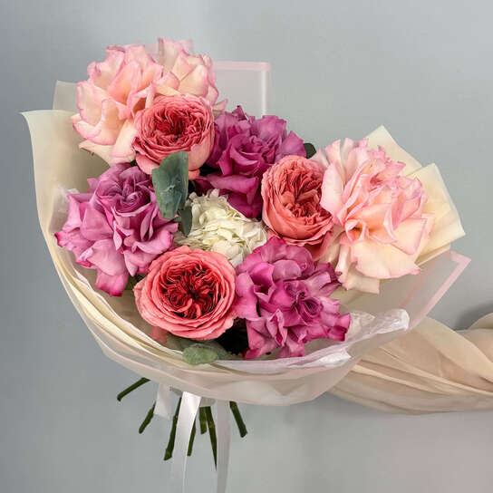 Авторский букет №117 с розами и гортензией