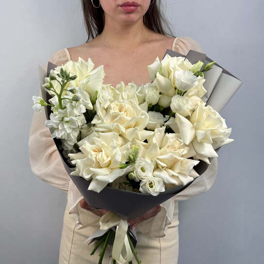 Авторский букет №110 с белыми французскими розами и эустомой