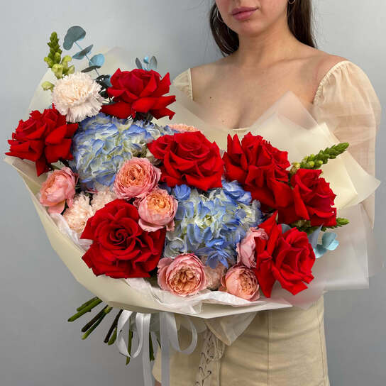Авторский букет №113 с красными французскими розами и гортензией