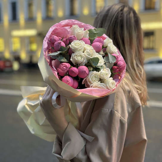 Авторский букет №147 с пионовидными и белыми кустовыми розами