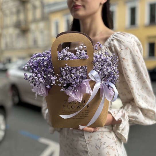Композиция №115 с воздушной фиолетовой гипсофилой в крафтовой сумке, размер S