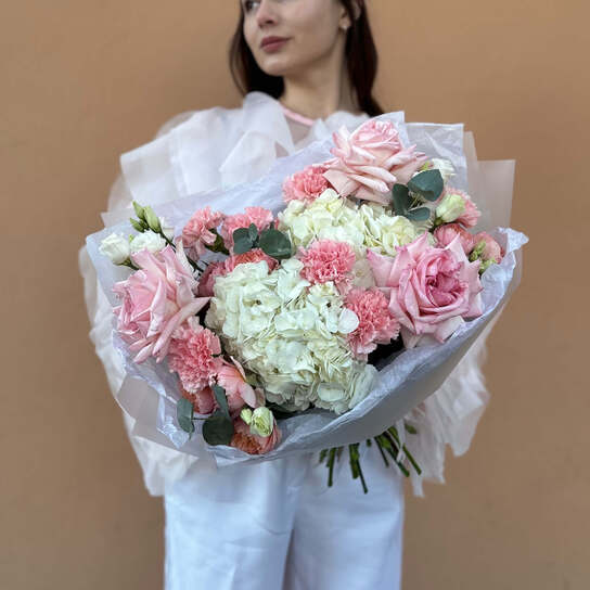 Авторский букет №135 из гортензий, пионовидных роз и гвоздик