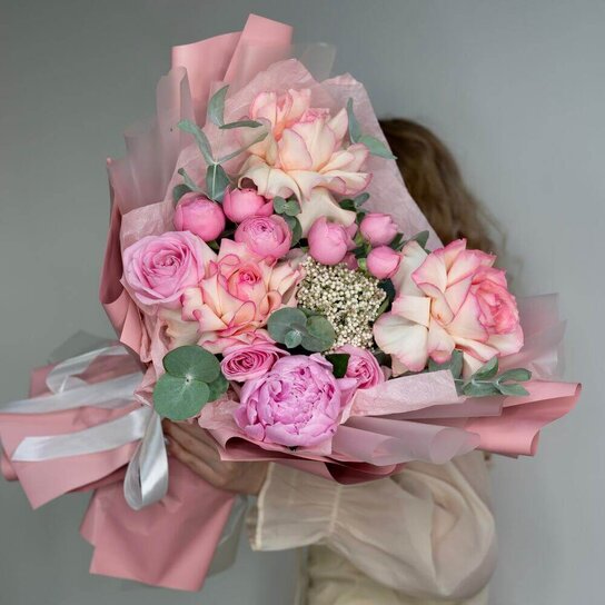 Авторский букет №266 Букет в розовых тонах с пионовидными розами и пионом