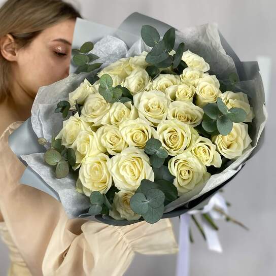 Монобукет №155 из 27 белых роз с эвкалиптом