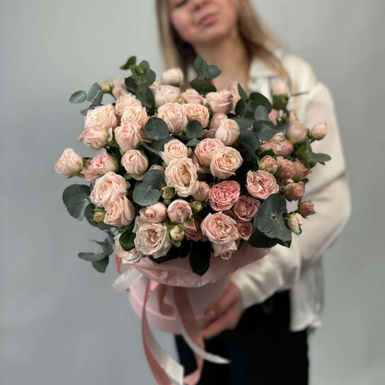 Композиция №125 из кустовых роз и эвкалипта