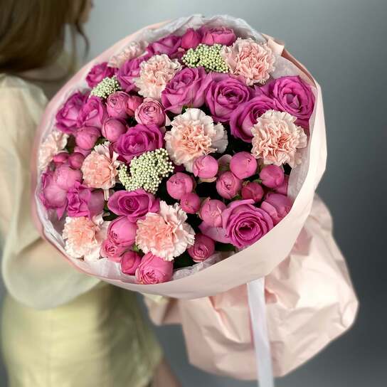 Авторский букт №144 из пионовидных роз и диантусов