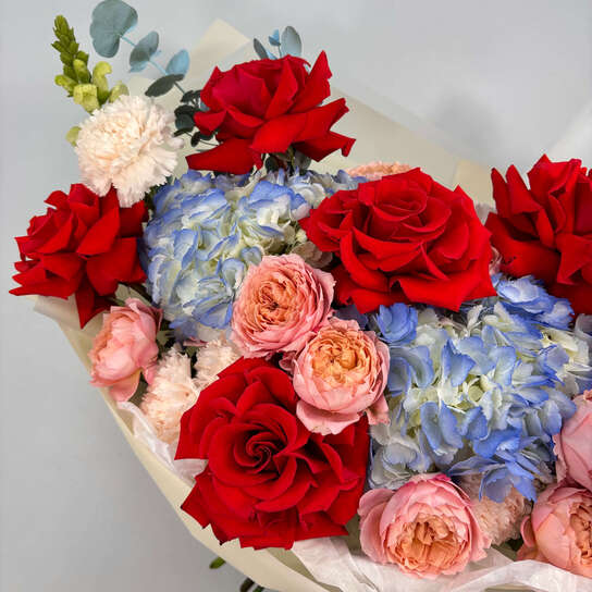 Авторский букет №113 с красными французскими розами и гортензией