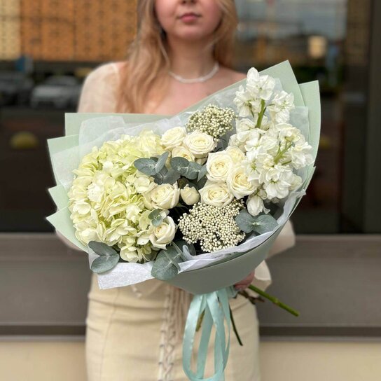 Авторский букет №242 из гортензии, кустовых роз и маттиолы Фото 3