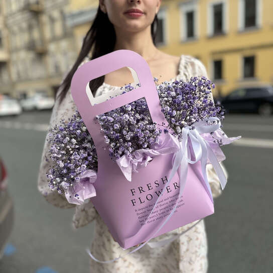 Композиция №116 с воздушной фиолетовой гипсофилой в крафтовой сумке, размер M