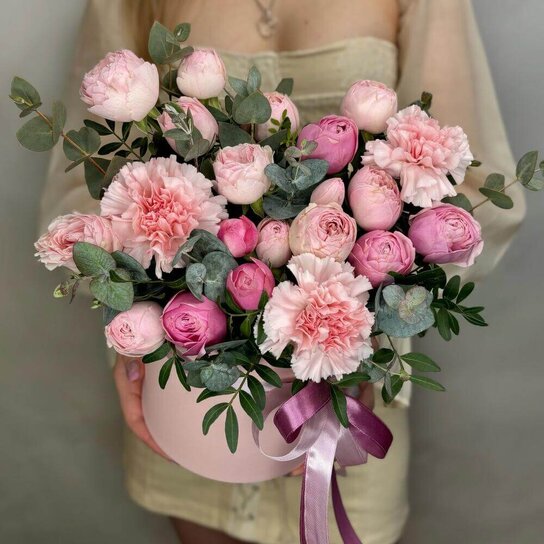 Композиция №171 Коробка из Пионовидных Роз и Эвкалипта