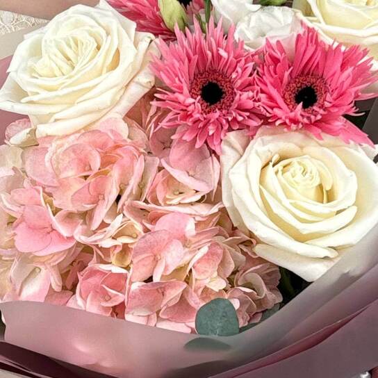 Авторский букет №122 с гортензией, розами и герберами