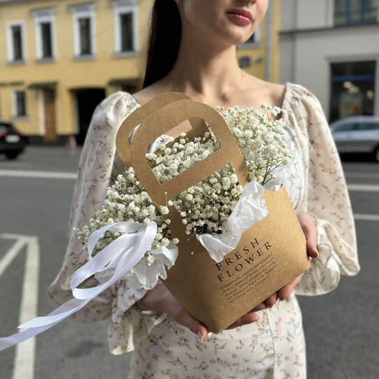 Композиция №108 с воздушной гипсофилой в крафтовой сумке, размер S