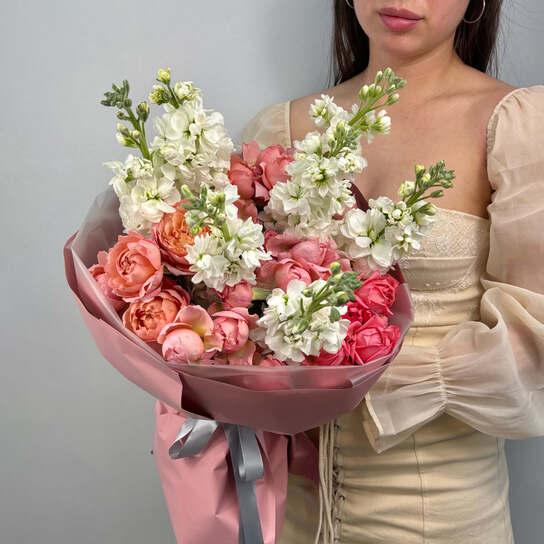 Авторский букет №111 с пионовидными розами Джульетта и маттиолой