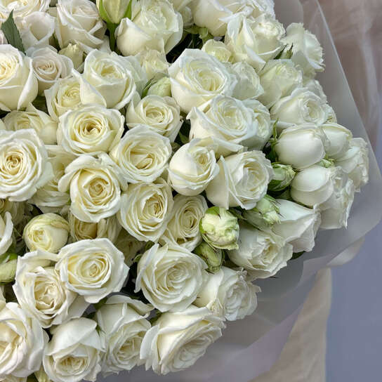 Монобукет №107, 45 кустовых белых роз 55 см, Эквадор