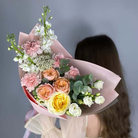 Авторский букет №143 из пионовидных роз и диантусов