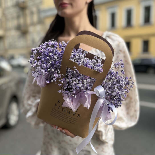 Композиция №115 с воздушной фиолетовой гипсофилой в крафтовой сумке, размер S