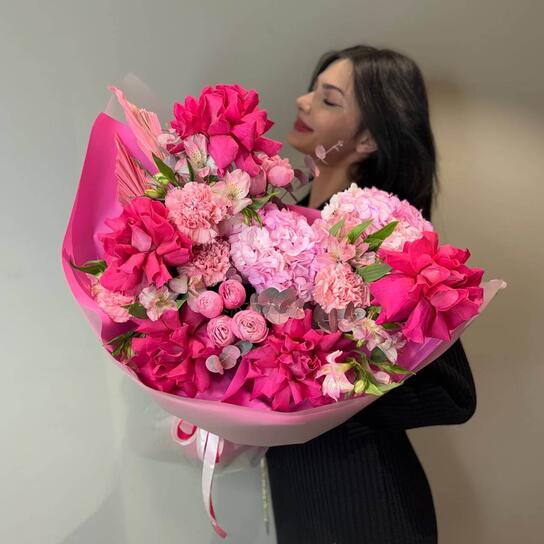 Авторский букет №183 "Малиновый водопад" из роз, гортензий, альстромерий и диантусов Фото 3