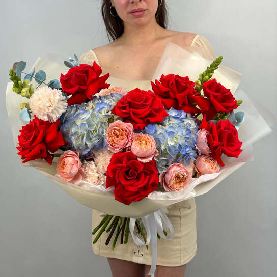 Авторский букет №113 с красными французскими розами и гортензией