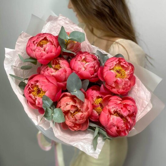 Монобукет №253 Пионы Coral Charm и эвкалипт