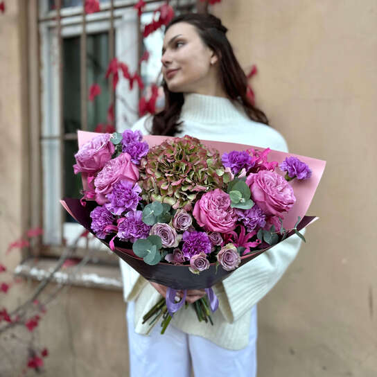 Авторский букет №132 из пионовидных роз и гортензии