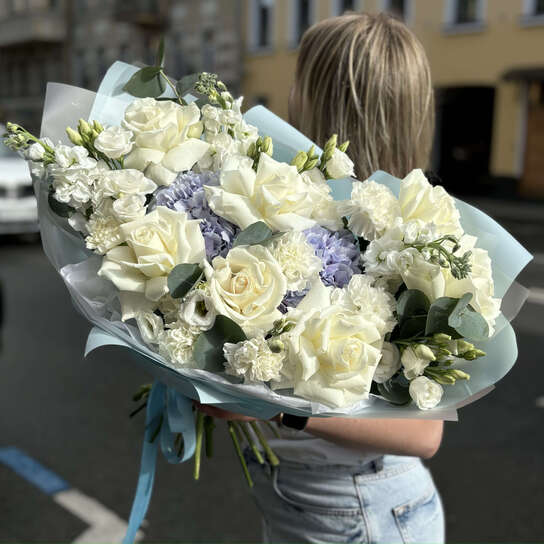 Авторский букет №127 с белыми французскими розами