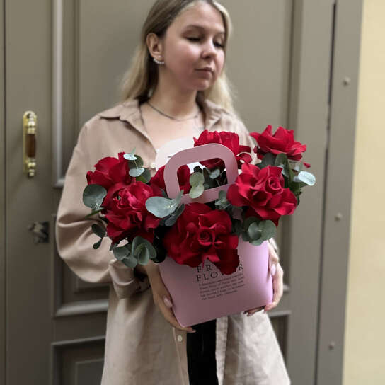 Композиция №133 из красных французских роз с эвкалиптом в крафтовой сумочке