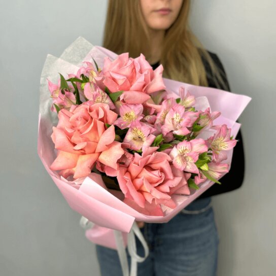 Авторский букет №163 "Розовый бум" авторский букет из роз и альстромерий Фото 4