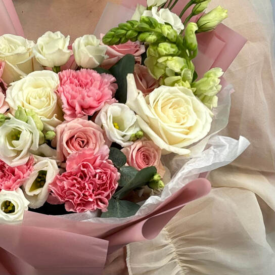 Авторский букет №101 с розами и львиным зевом