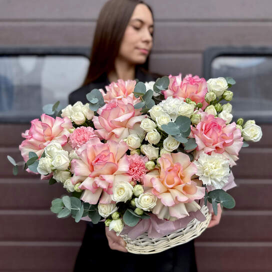 Корзина №104 из французских и кустовых роз