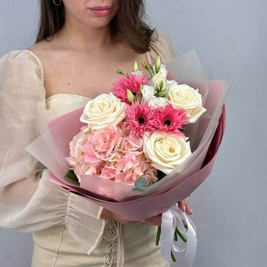 Авторский букет №122 с гортензией, розами и герберами