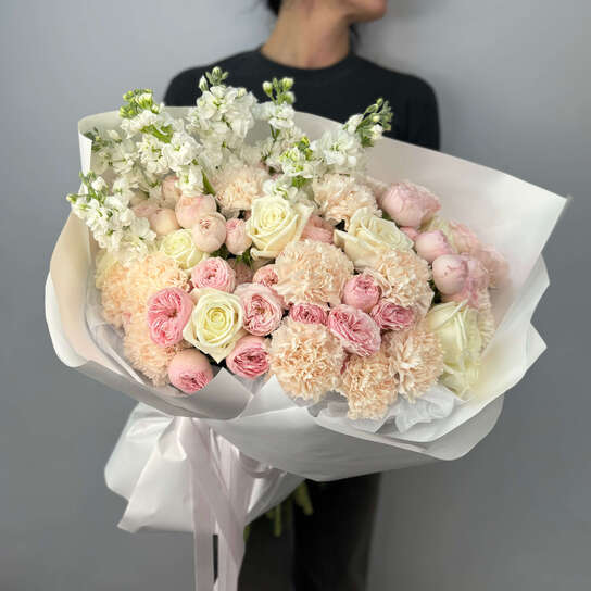 Авторский букет №133 из пионовидных роз, диантусов и маттиолы