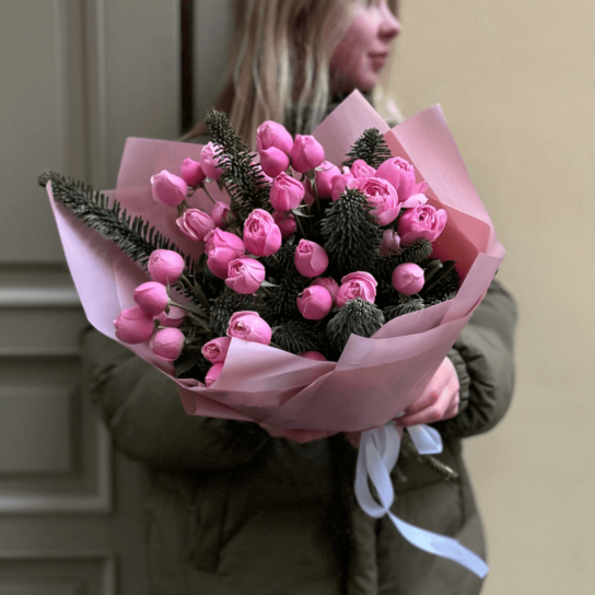 Авторский букет №170 "Еловая роза" из кустовых пионовидных роз и нобилиса