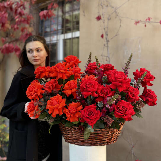 Корзина №102 из ярких французских роз и антирринума