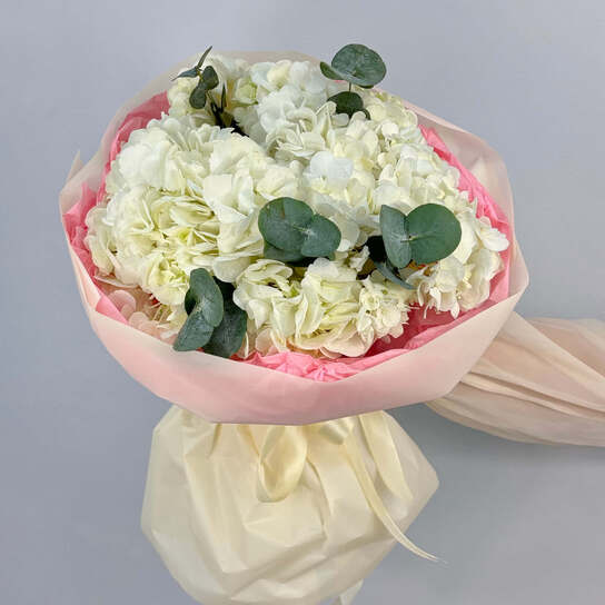 Монобукет №112, Гортензии белые 3шт в букете с эвкалиптом