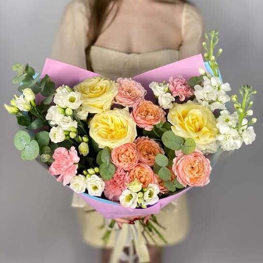 Авторский букет №142 из пионовидных роз и эустомы