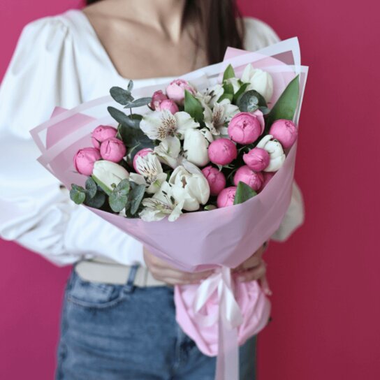 Авторский букет №249 из тюльпанов, кустовых роз и альстромерии