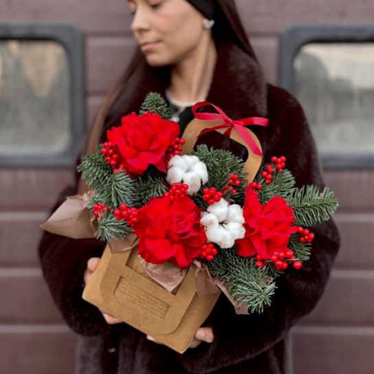 Композиция №145 в крафтовой сумочке из красных роз,  нобилиса, илекса и хлопка Фото 3