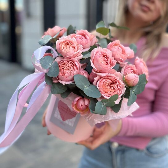 Композиция №196 в шляпной коробочке с кустовыми розами Джульетта Фото 3