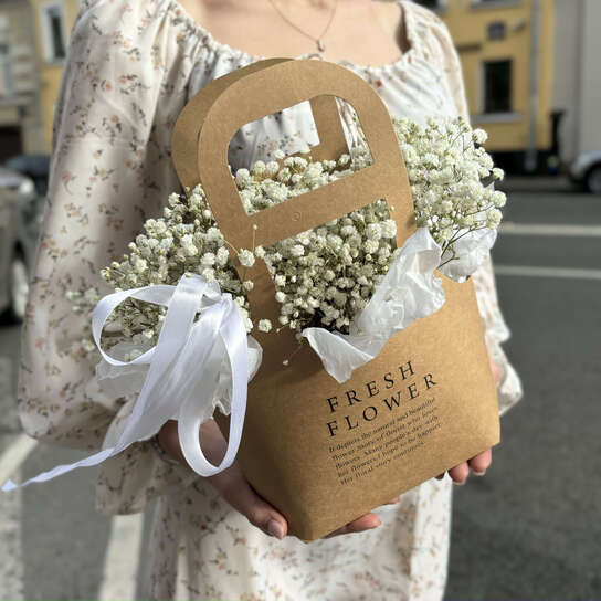 Композиция №108 с воздушной гипсофилой в крафтовой сумке, размер S